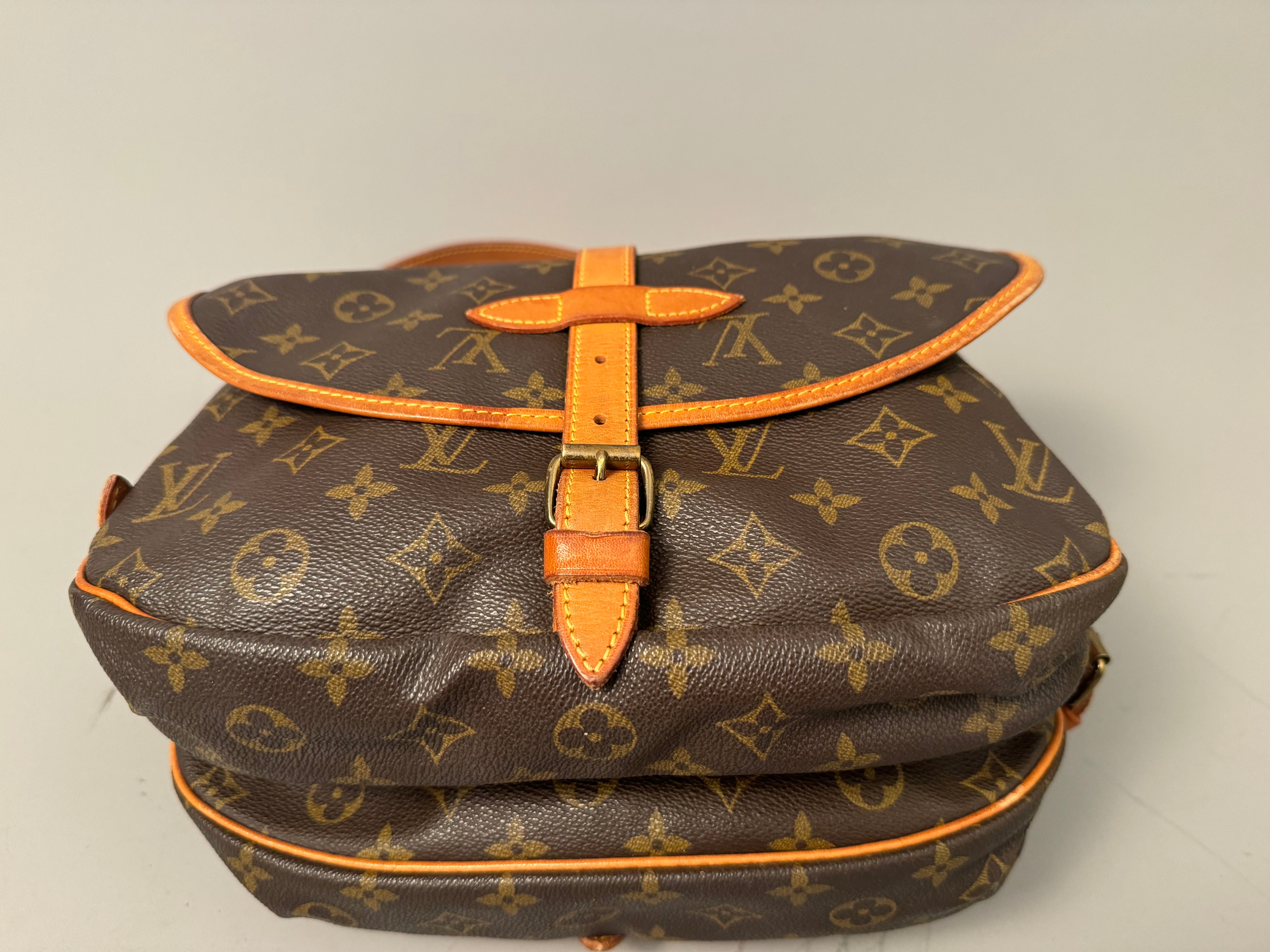 10168 Authentic Pre-loved Louis Vuitton Saumur 30 in Monogram Canvas