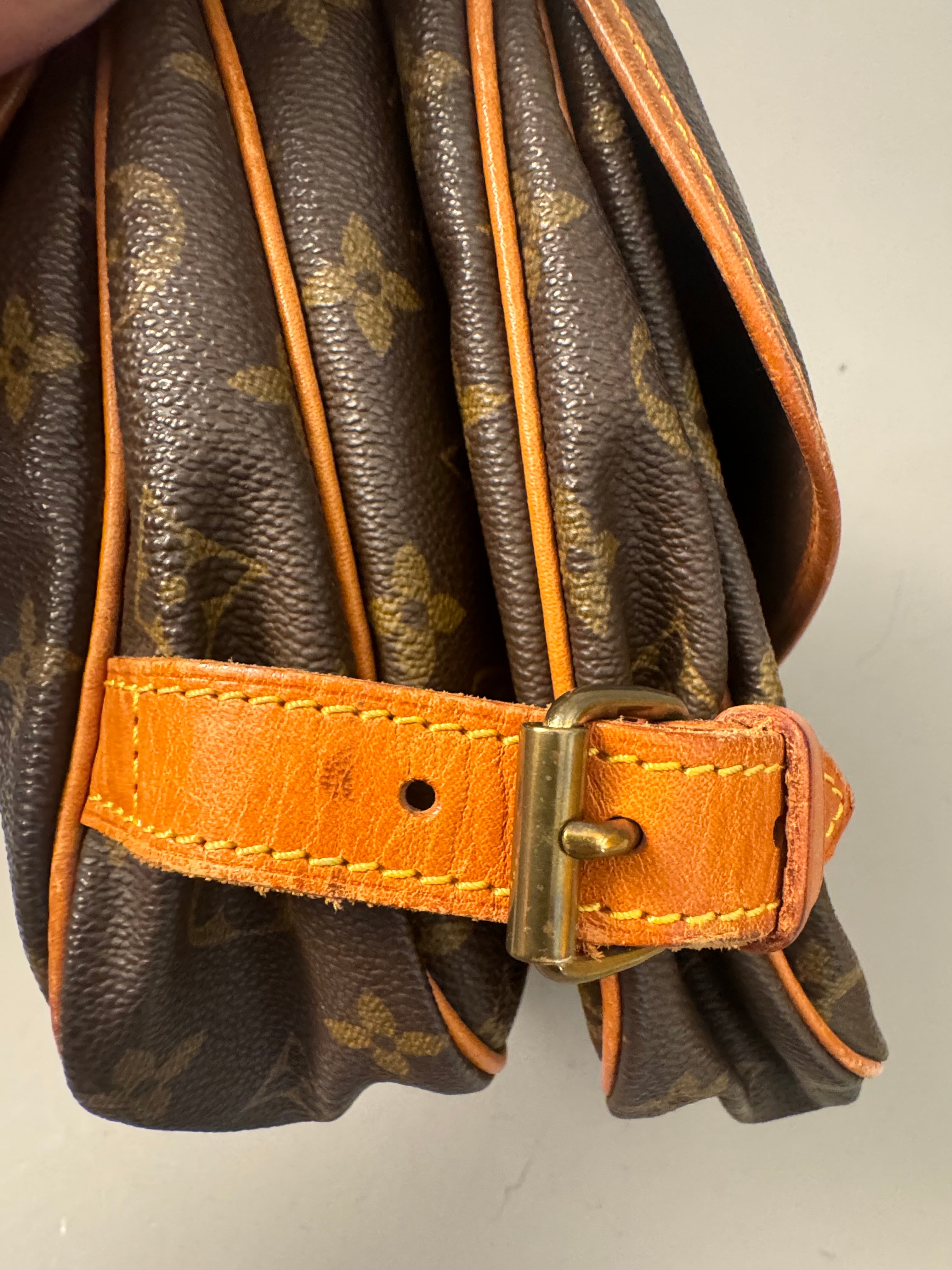 10168 Authentic Pre-loved Louis Vuitton Saumur 30 in Monogram Canvas