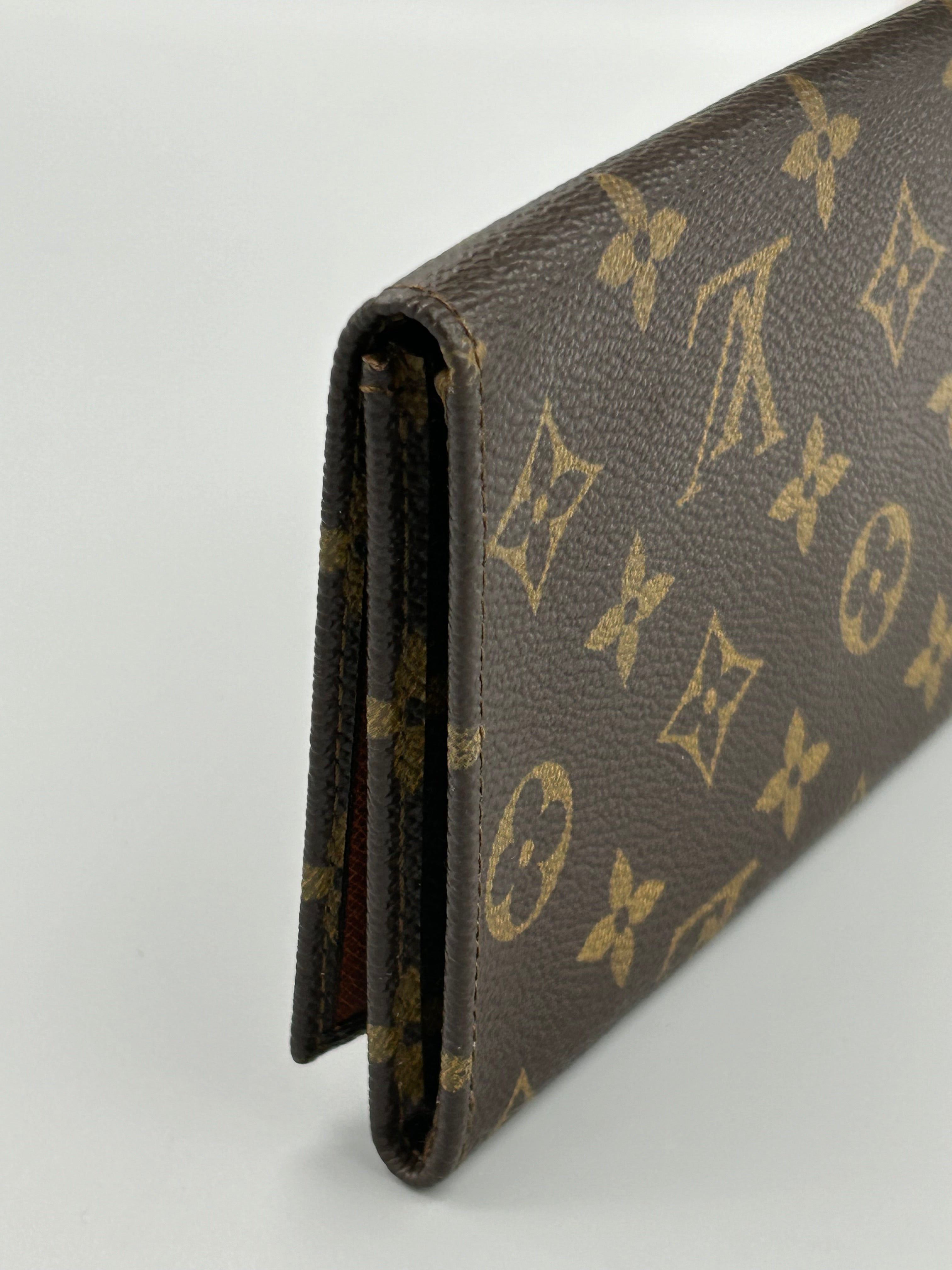 10109 Authentic Pre-loved Louis Vuitton Checkbook Pouch in Monogram Canvas Done