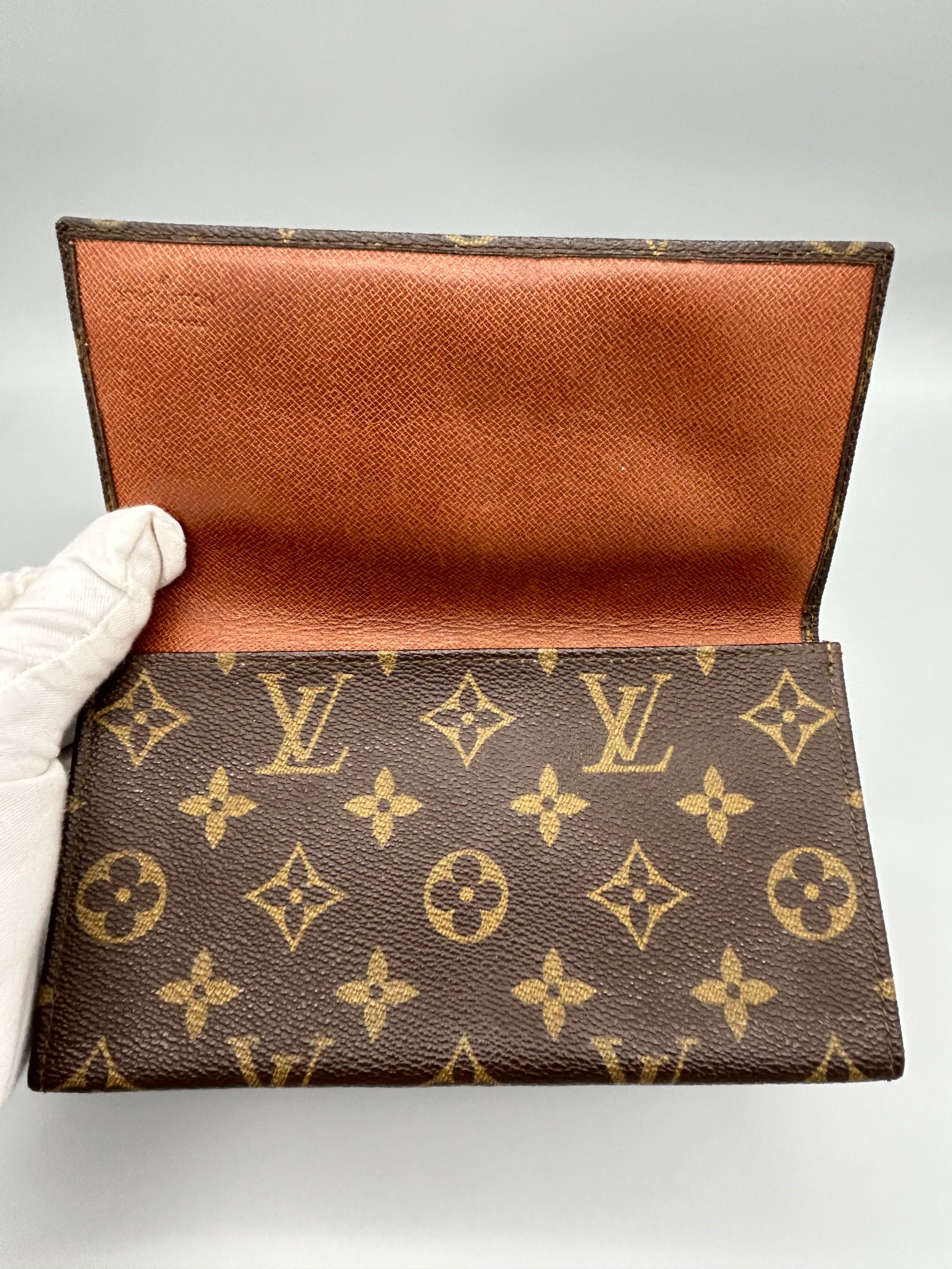 10109 Authentic Pre-loved Louis Vuitton Checkbook Pouch in Monogram Canvas Done