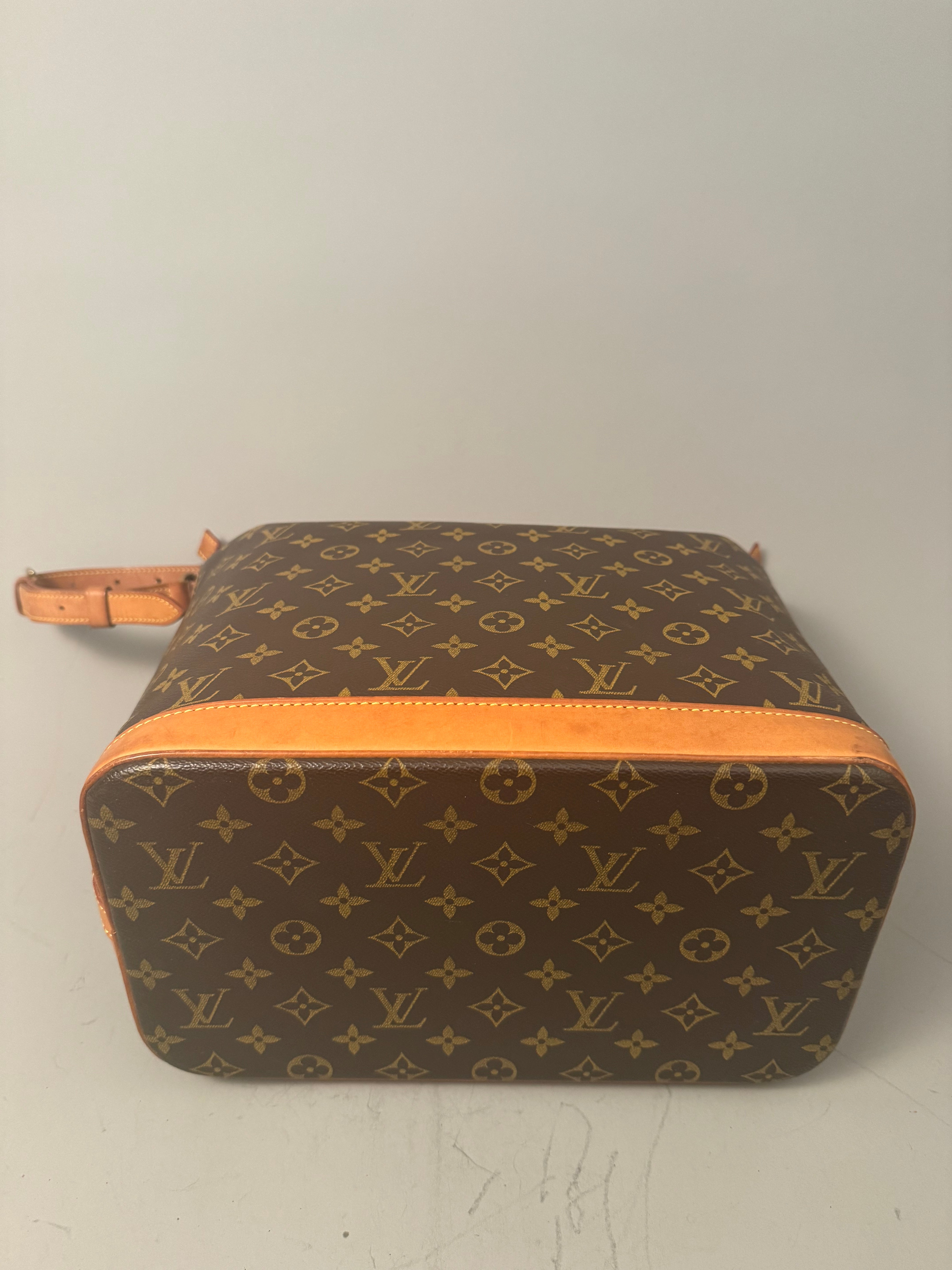 10132 Authentic Pre-loved Louis Vuitton Amfar Vanity 3 in Monogram Canvas