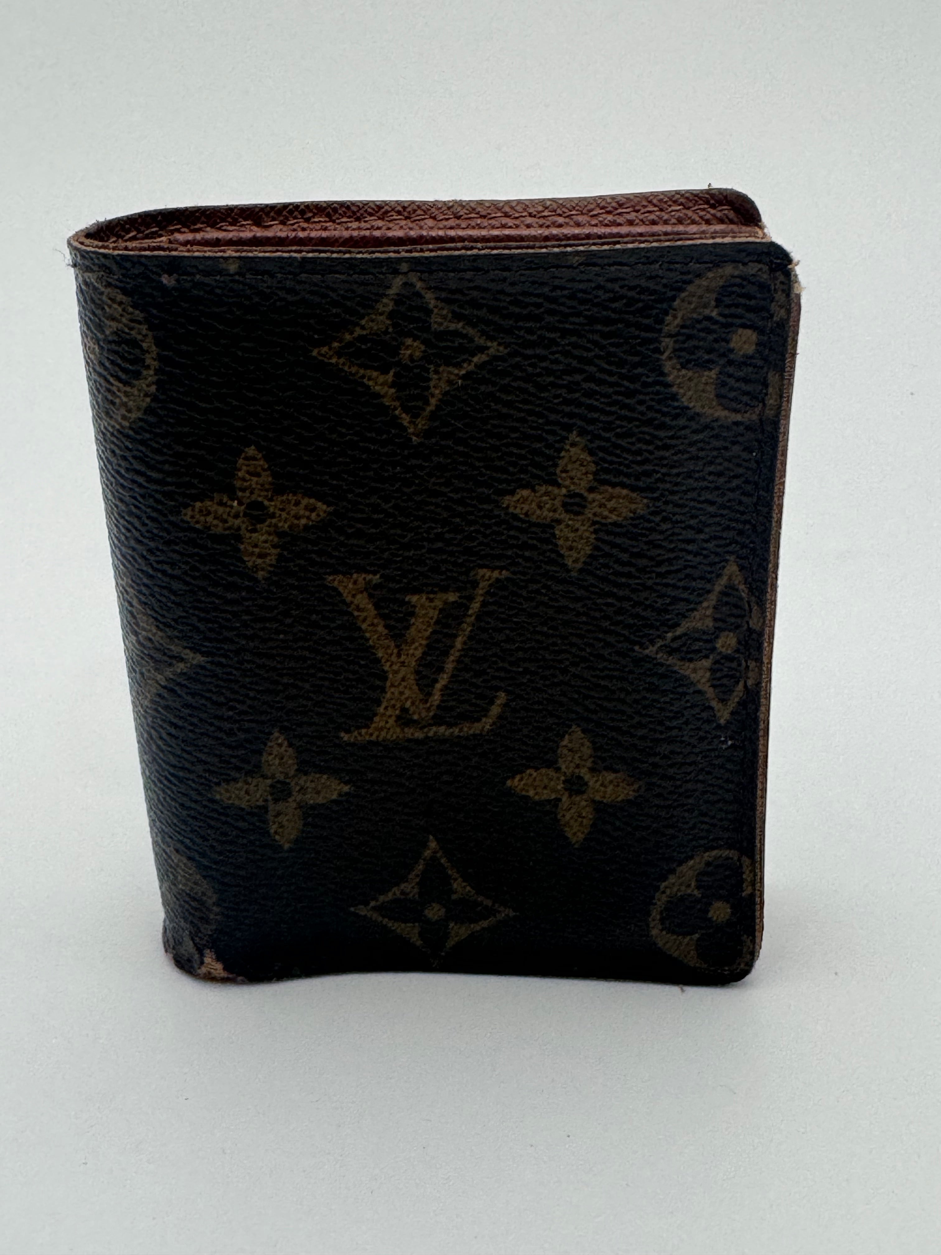 10317 Authentic Pre-loved Louis Vuitton
Pocket Valet Wallet in Monogram Canvas