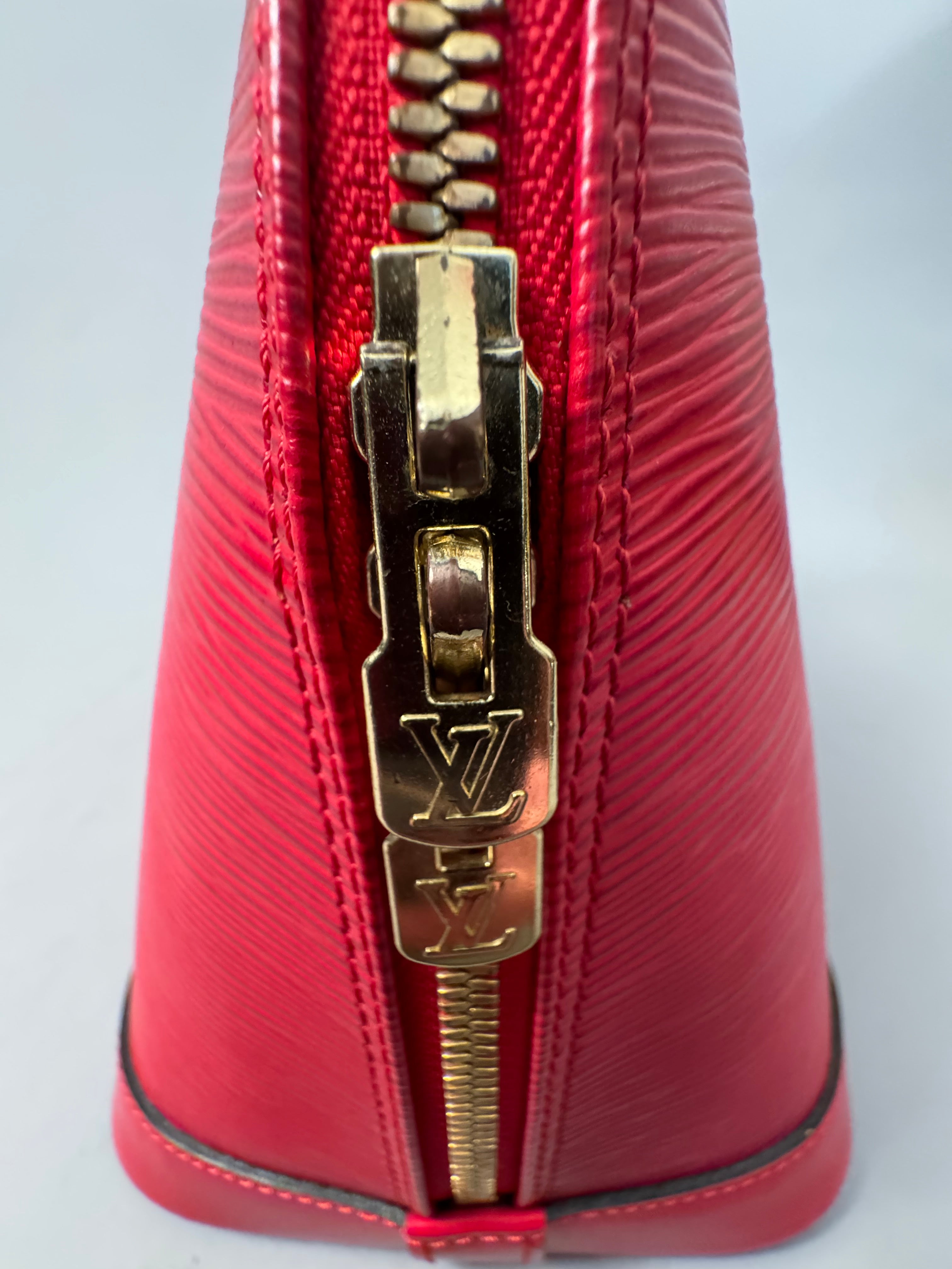 10263 Authentic Pre-loved Louis Vuitton
Alma in Red Epi Leather