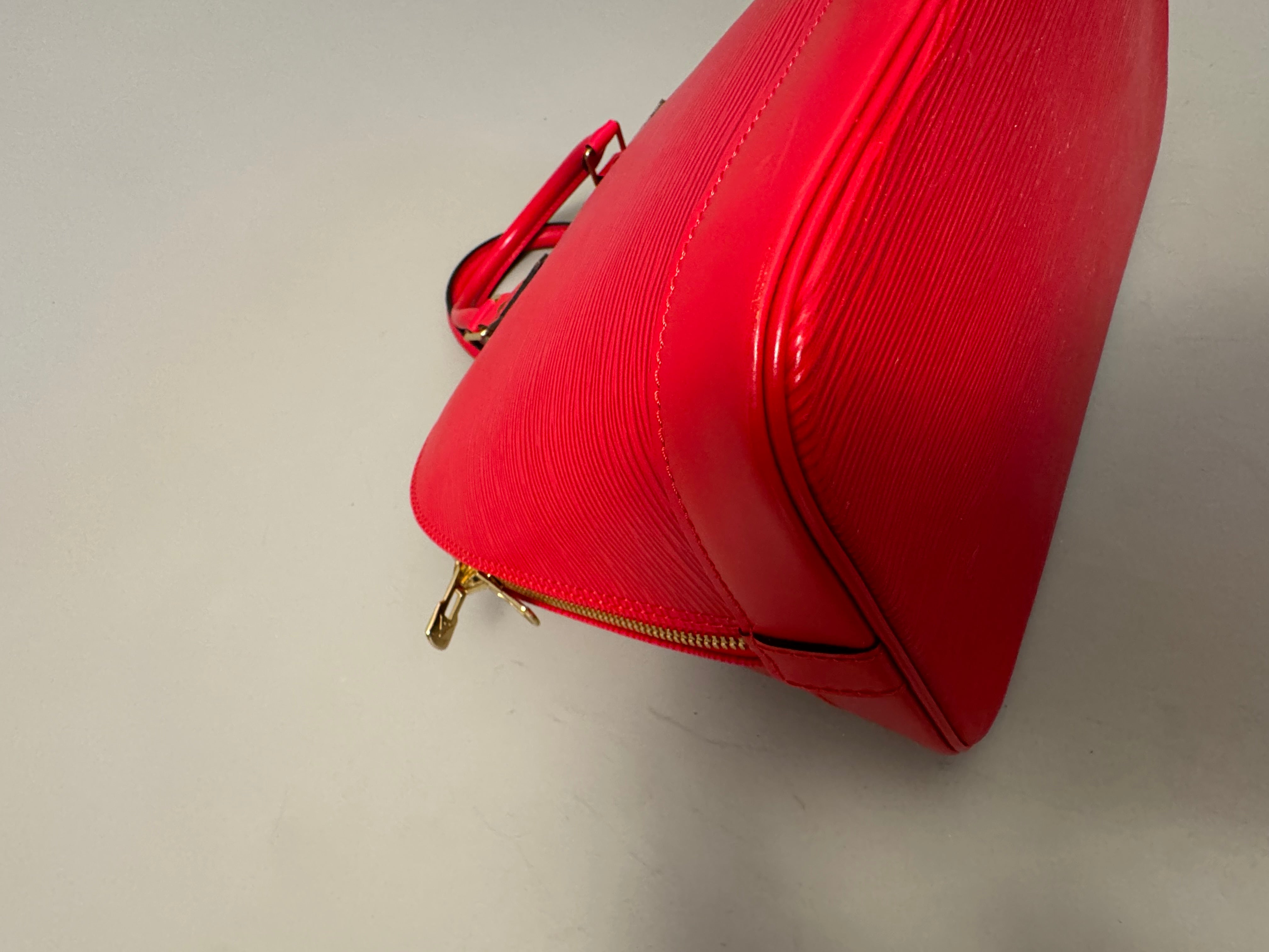 10263 Authentic Pre-loved Louis Vuitton
Alma in Red Epi Leather