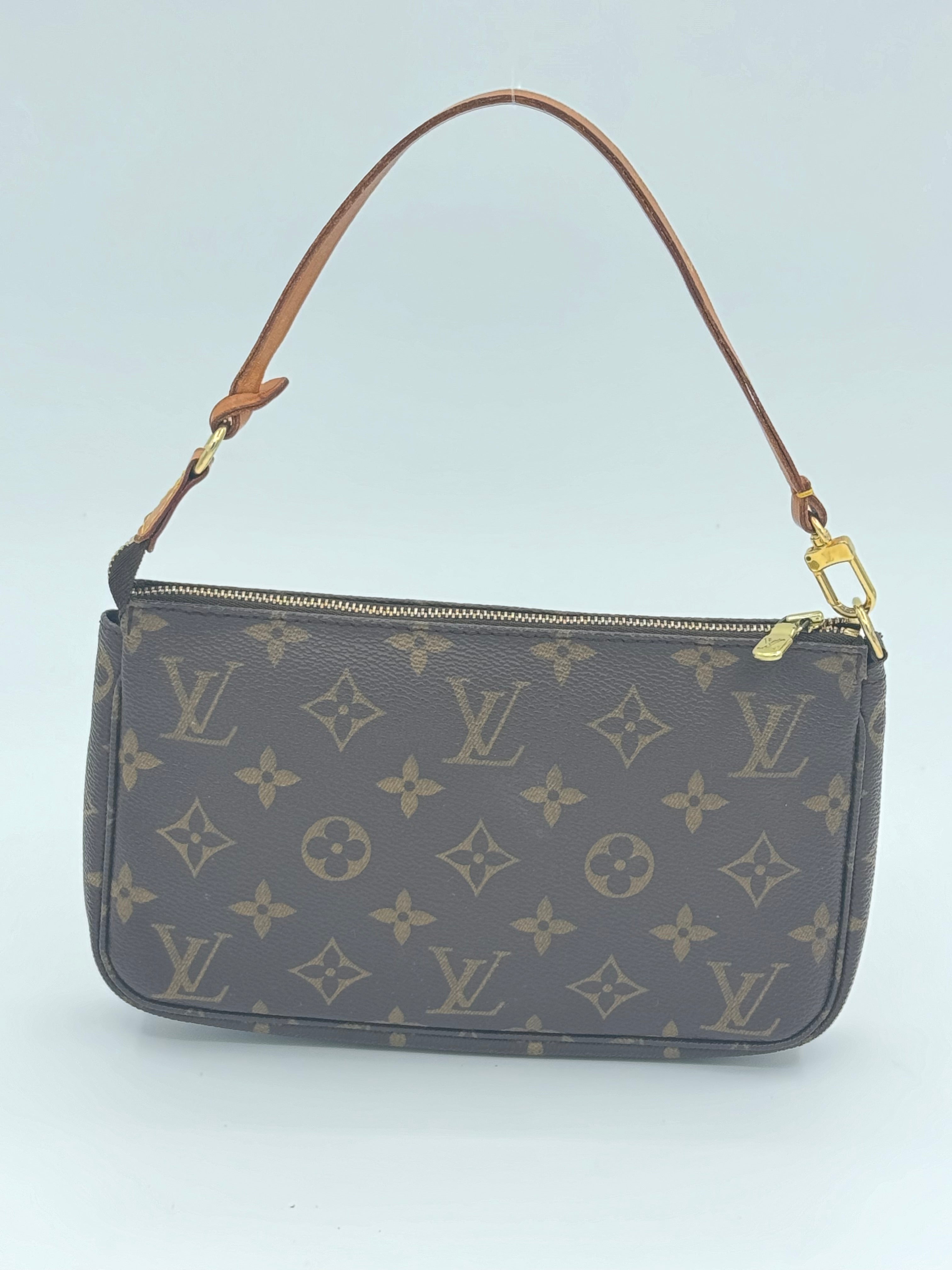 10469 Authentic Pre-loved Louis Vuitton
Pochette In Monogram