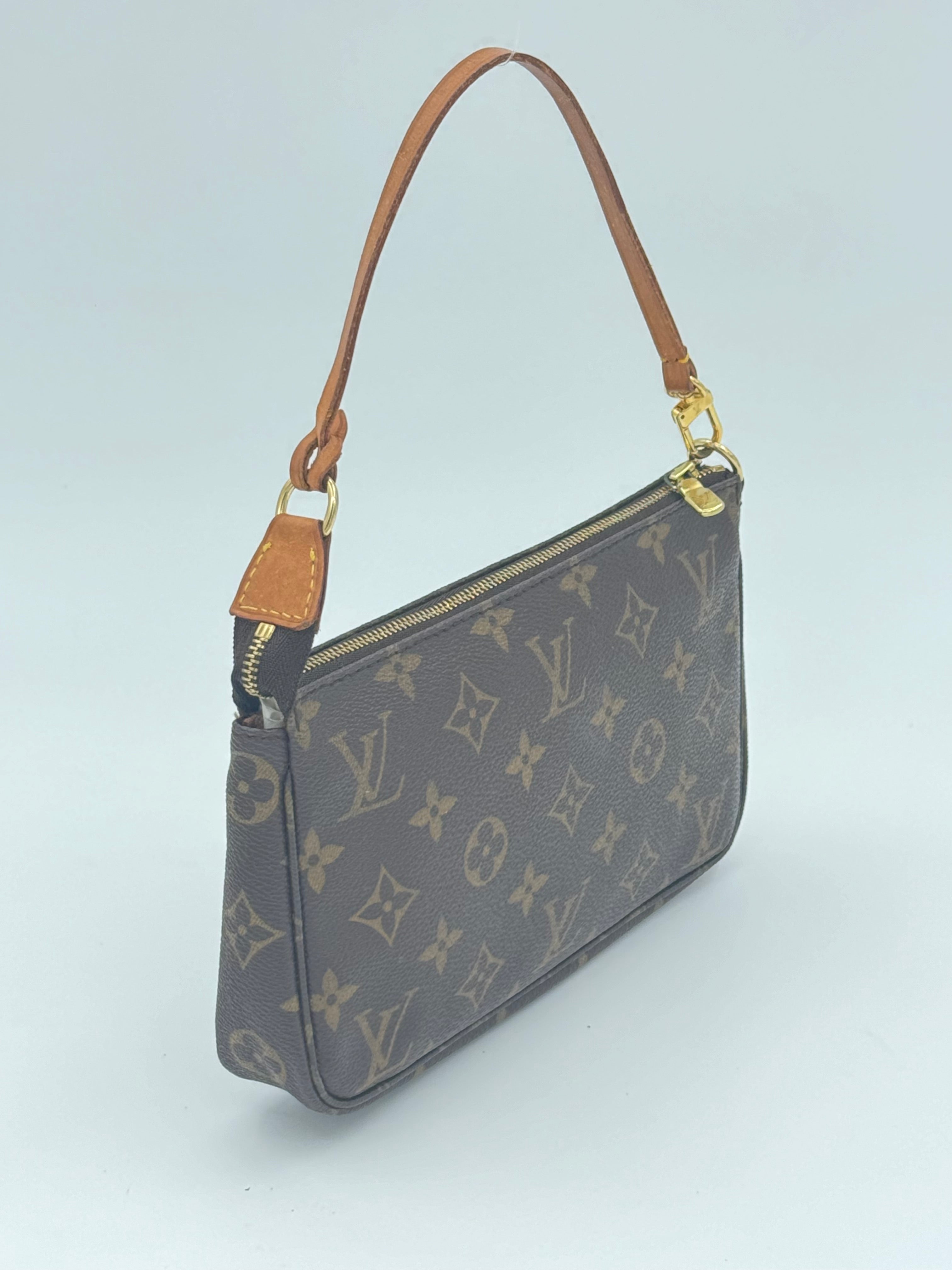 10469 Authentic Pre-loved Louis Vuitton
Pochette In Monogram