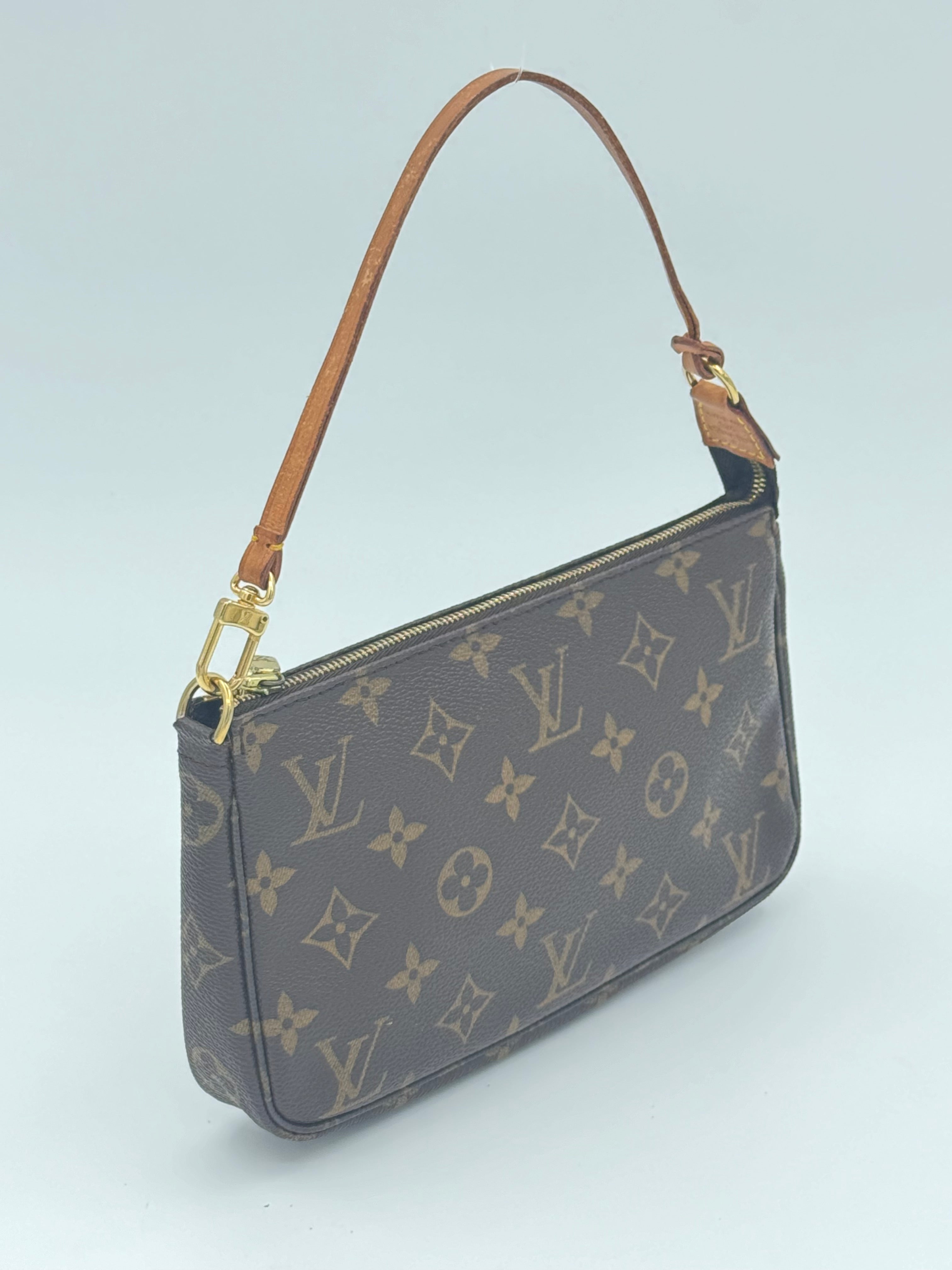 10469 Authentic Pre-loved Louis Vuitton
Pochette In Monogram