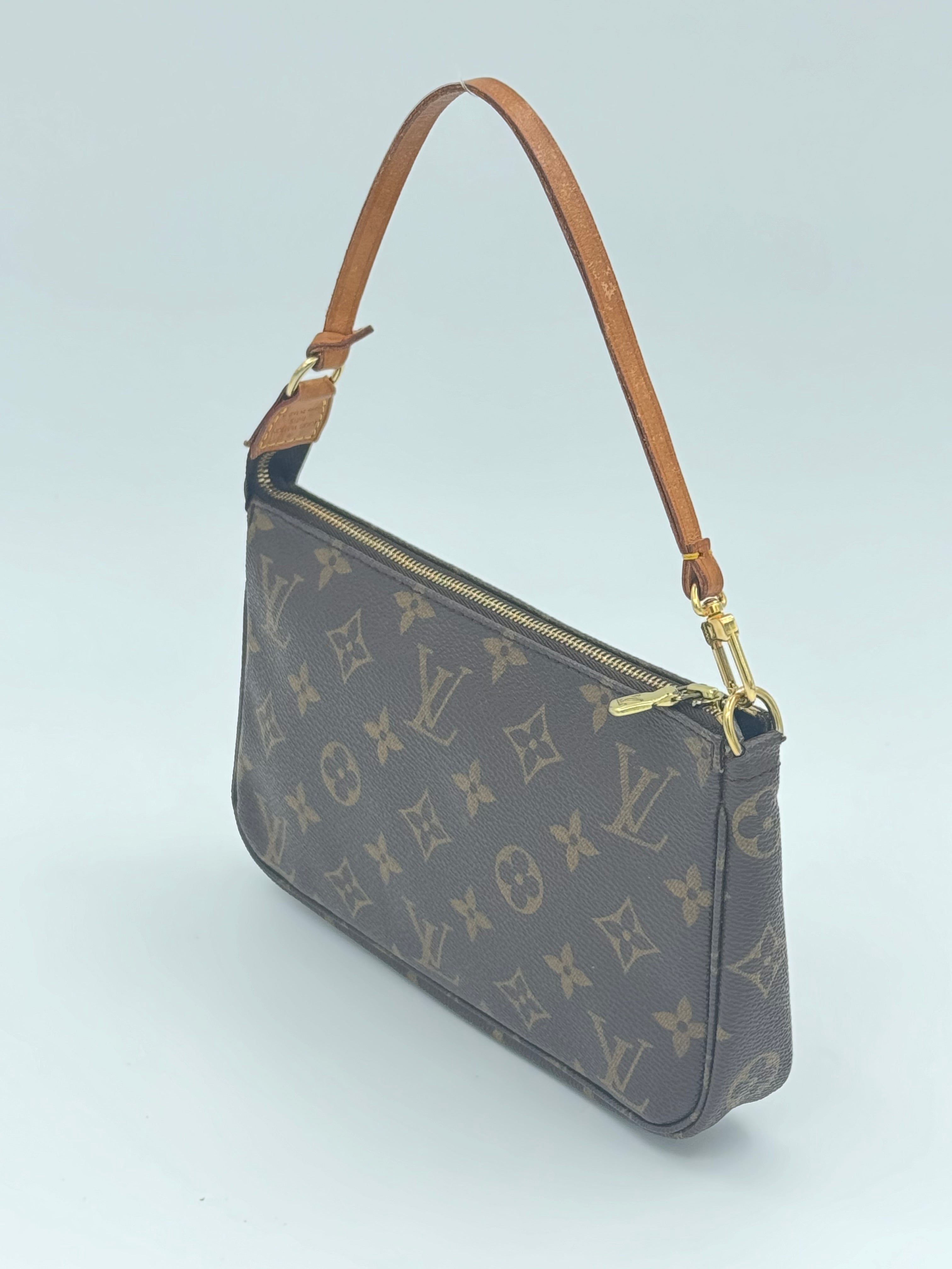 10469 Authentic Pre-loved Louis Vuitton
Pochette In Monogram