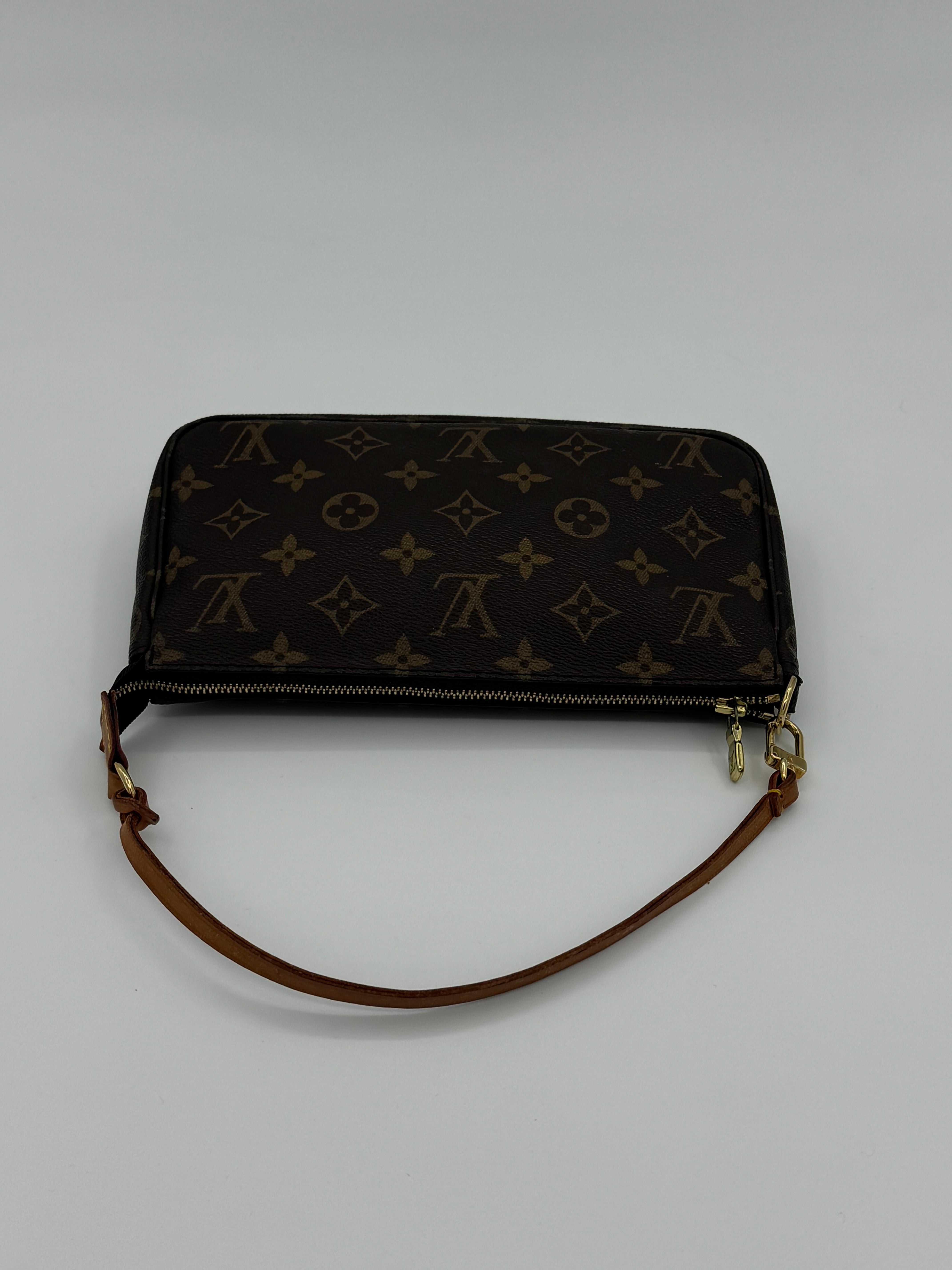 10469 Authentic Pre-loved Louis Vuitton
Pochette In Monogram