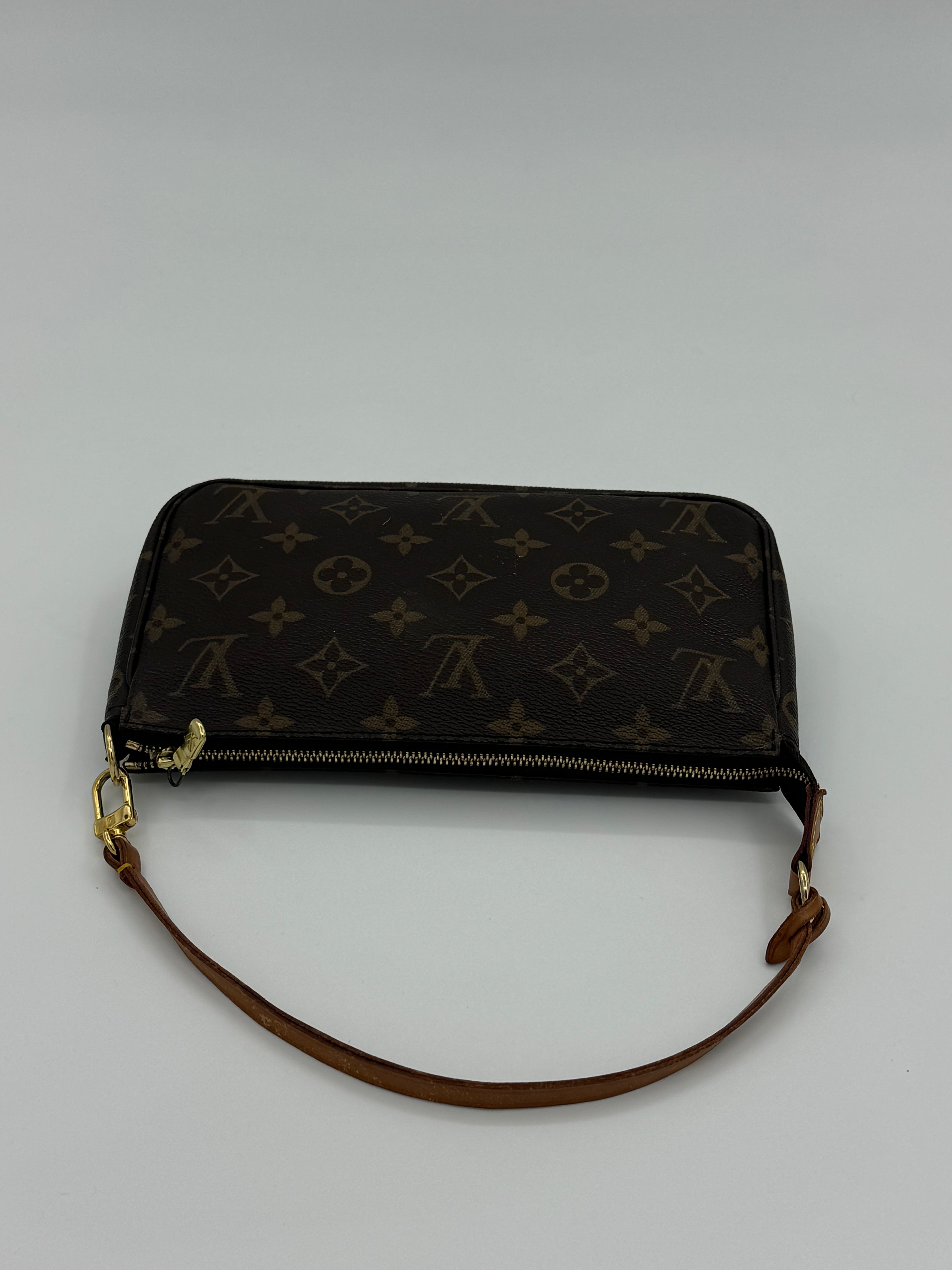 10469 Authentic Pre-loved Louis Vuitton
Pochette In Monogram