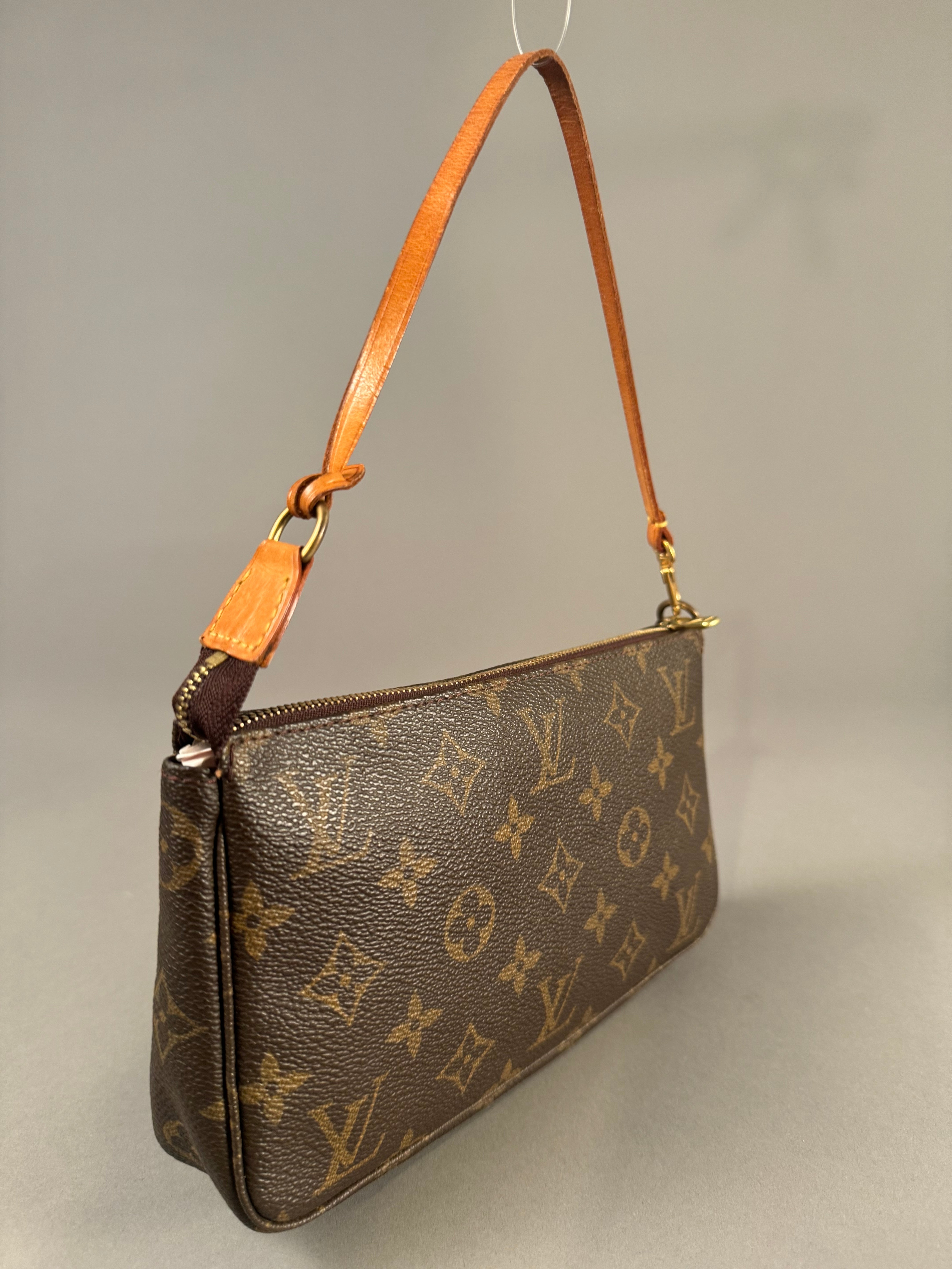 10468 Authentic Pre-loved Louis Vuitton
Pochotte Monogram