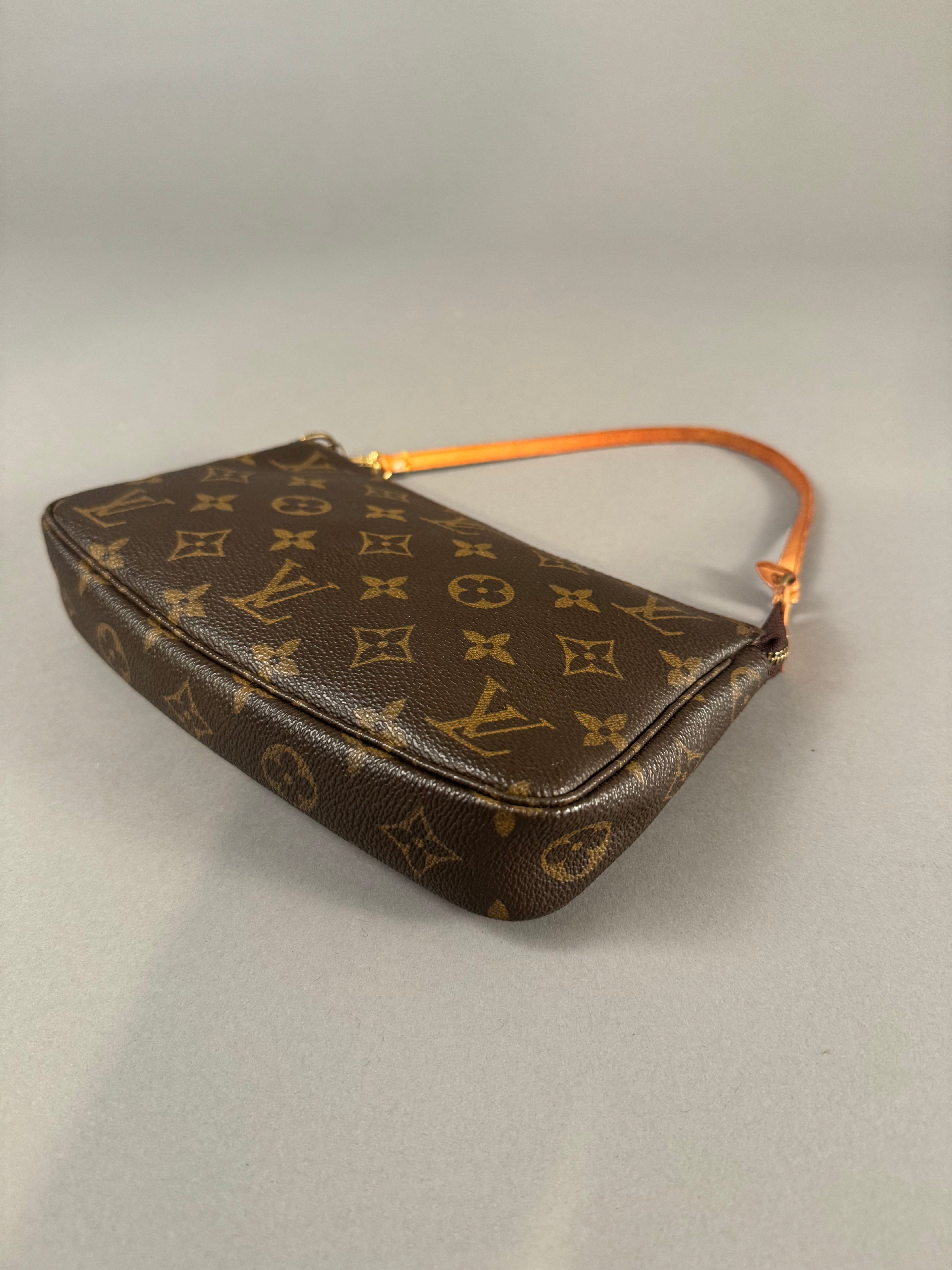 10468 Authentic Pre-loved Louis Vuitton
Pochotte Monogram