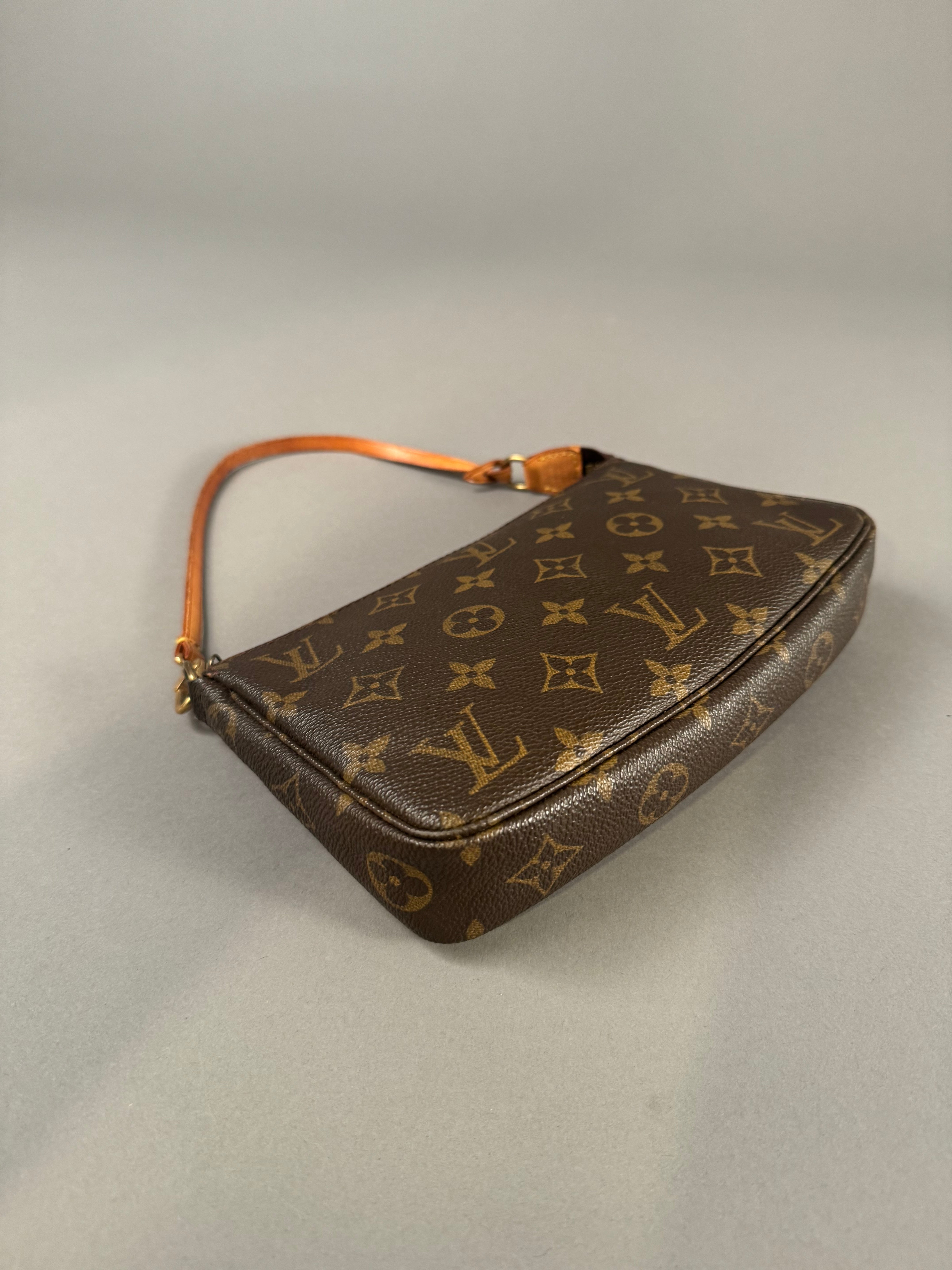 10468 Authentic Pre-loved Louis Vuitton
Pochotte Monogram