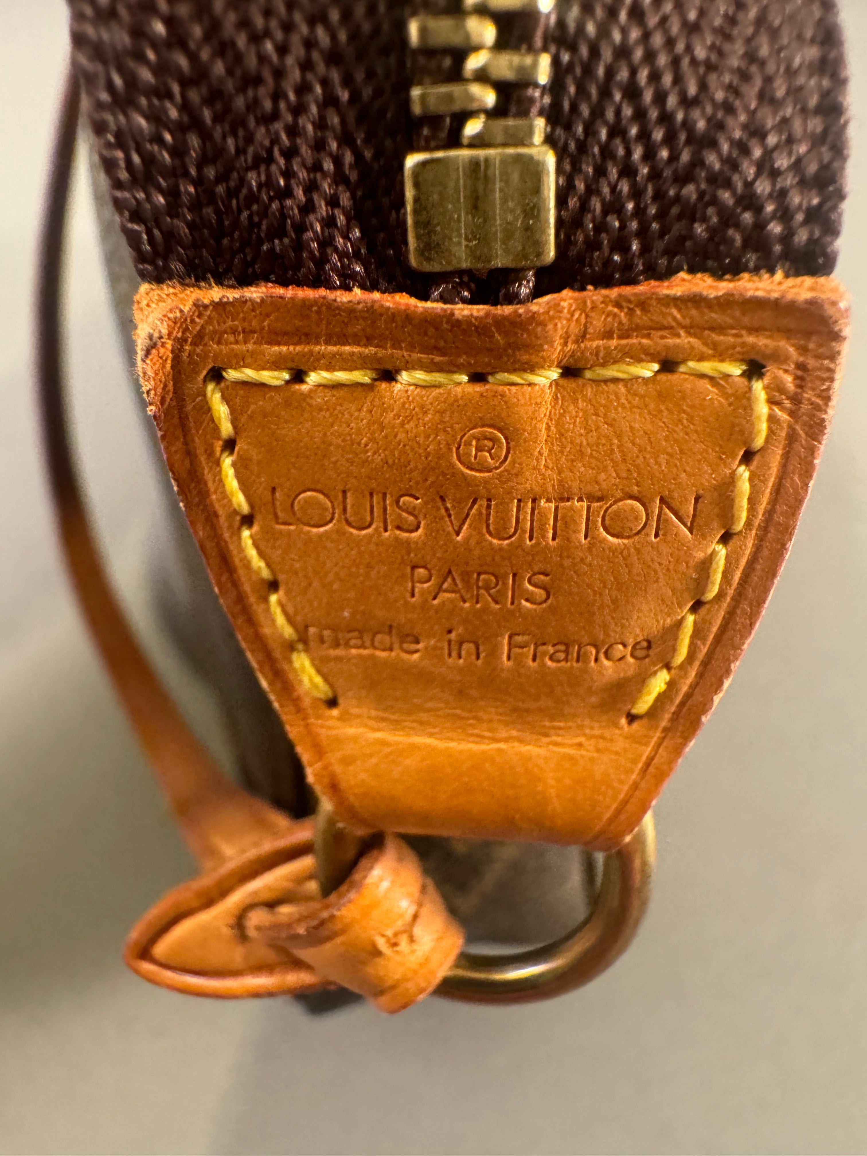 10468 Authentic Pre-loved Louis Vuitton
Pochotte Monogram