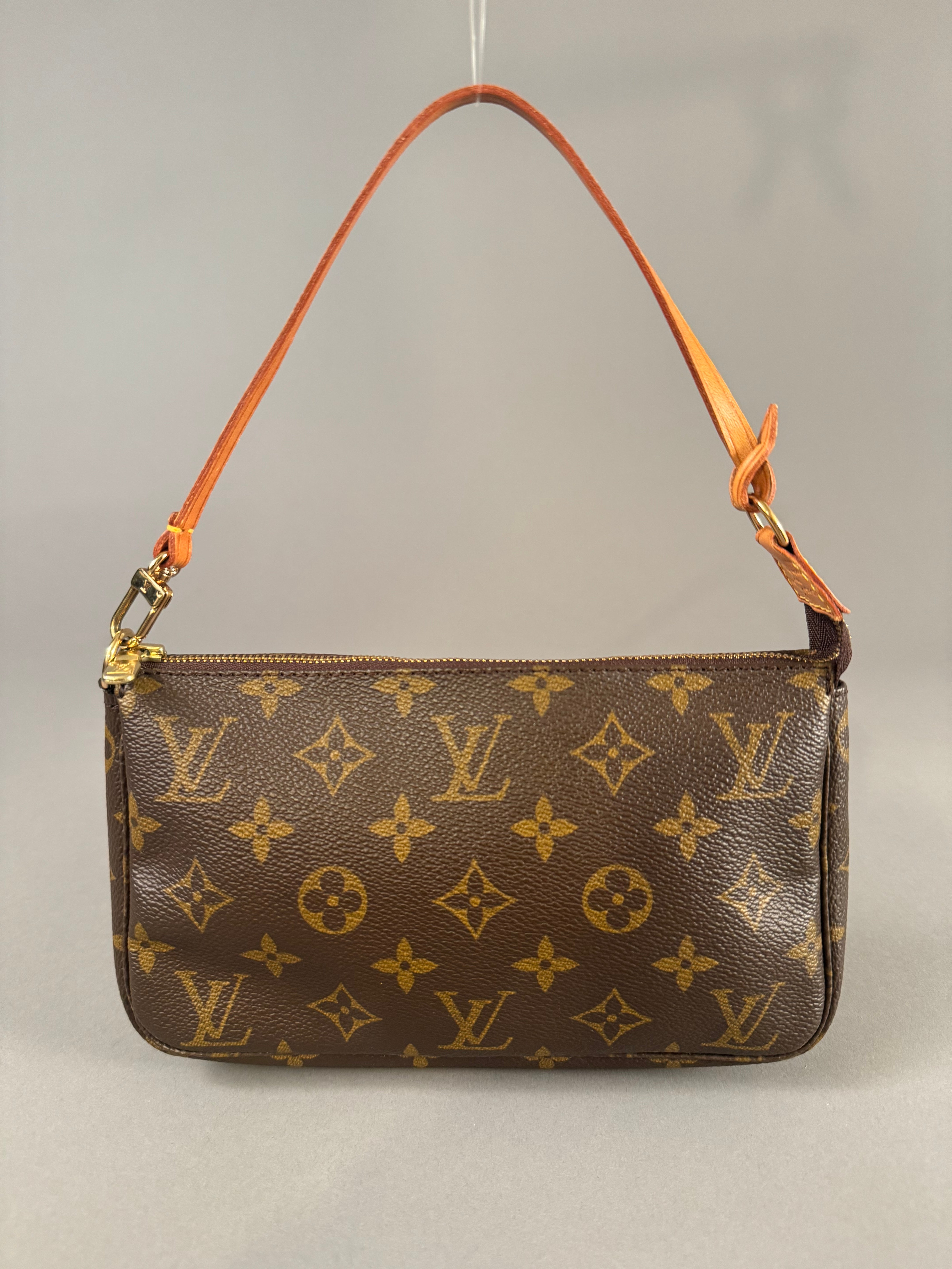 10398 Authentic Pre-Loved Louis Vuitton
Pochette in Monogram Canvas