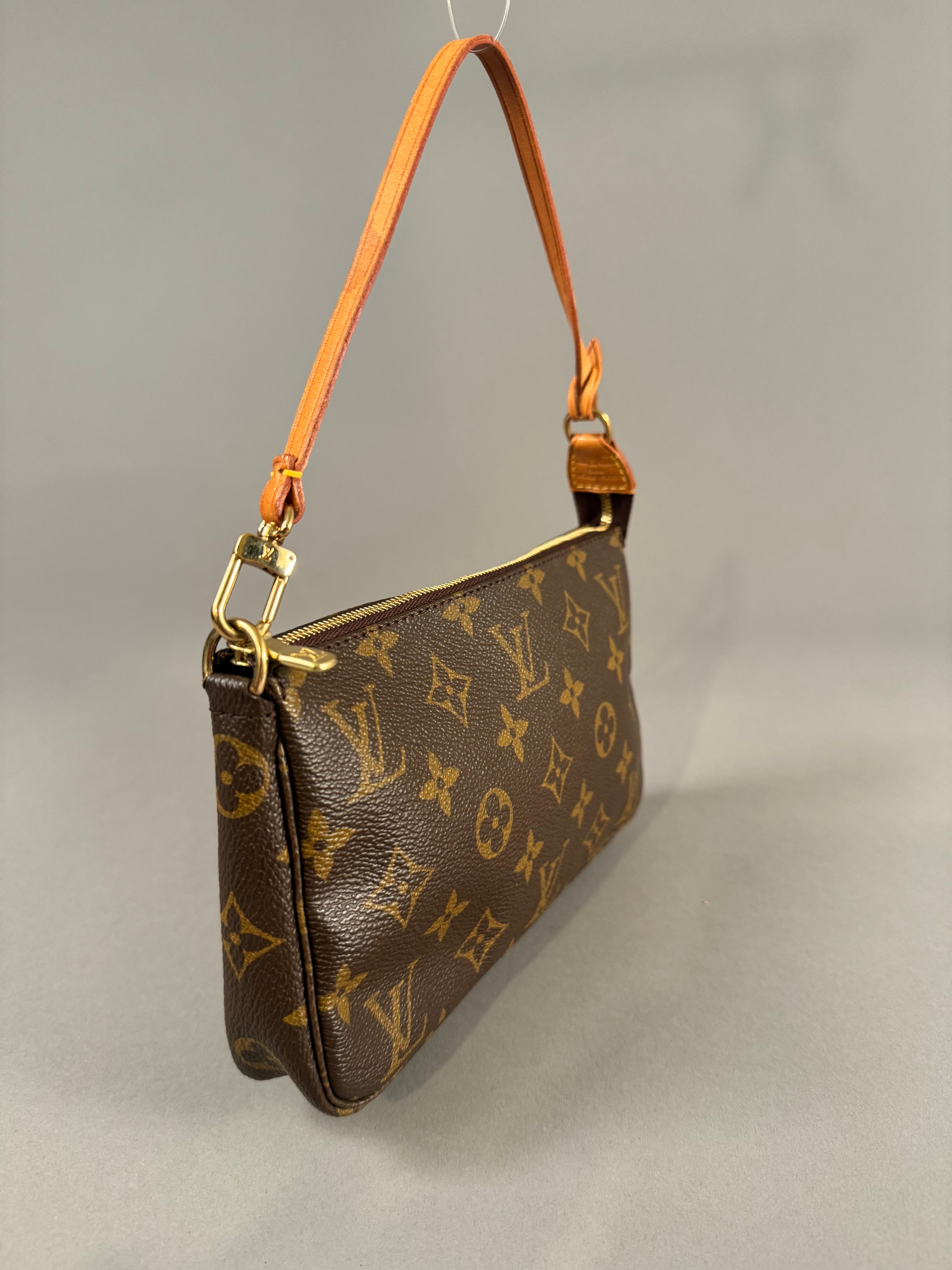 10398 Authentic Pre-Loved Louis Vuitton
Pochette in Monogram Canvas