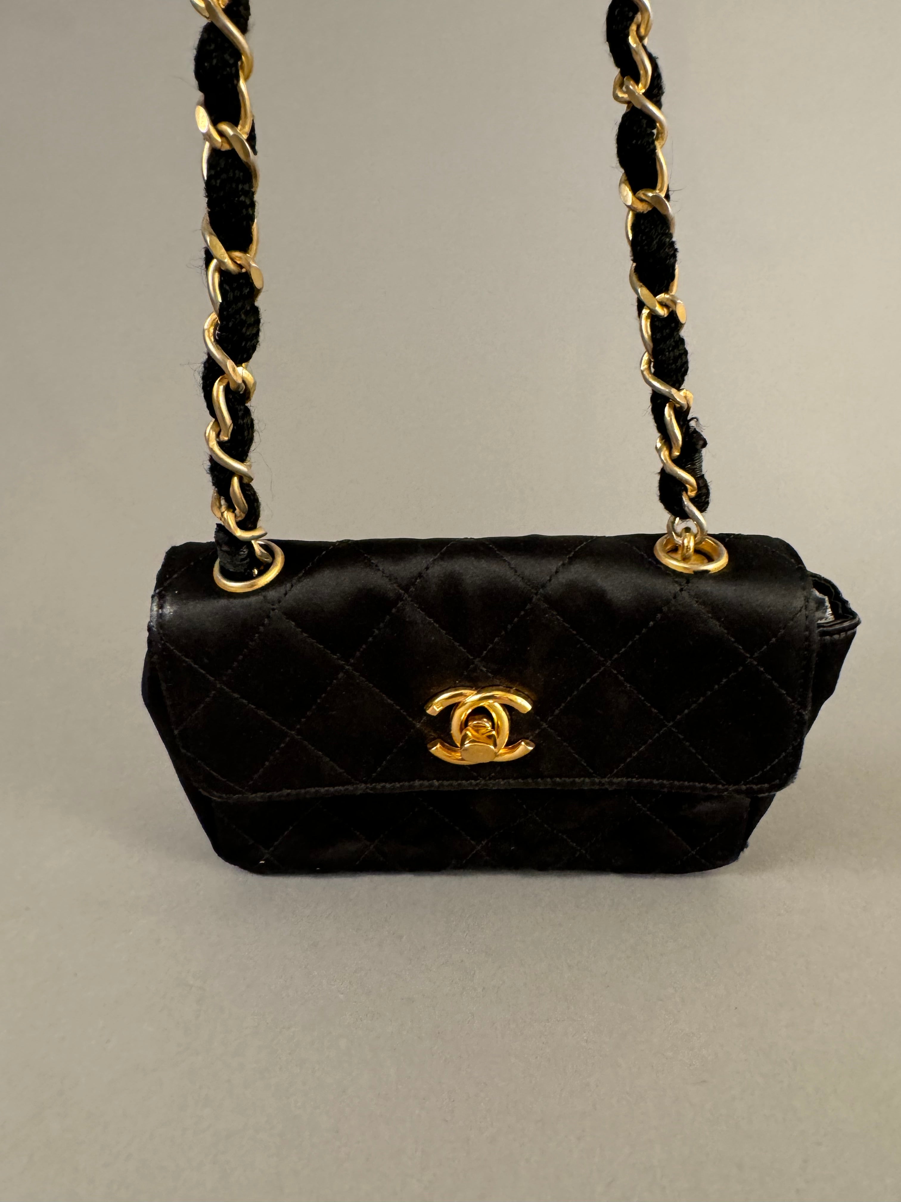 10373 Authentic Pre-loved Chanel
Mini Flap in Black Quilted Satin