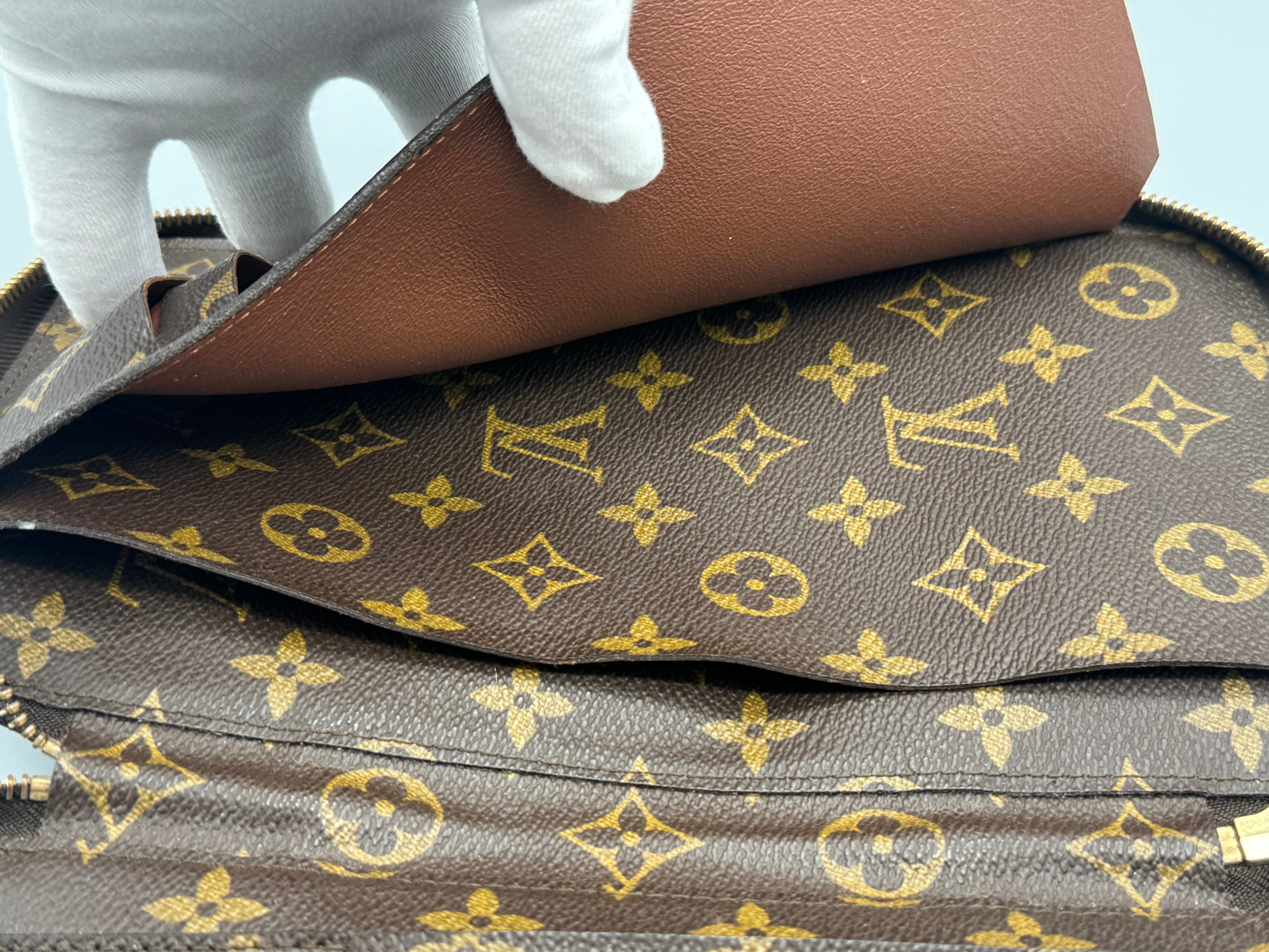 10050 Authentic Pre-loved Louis Vuitton Poche Escapade Bifold Organizer in Monogram Canvas