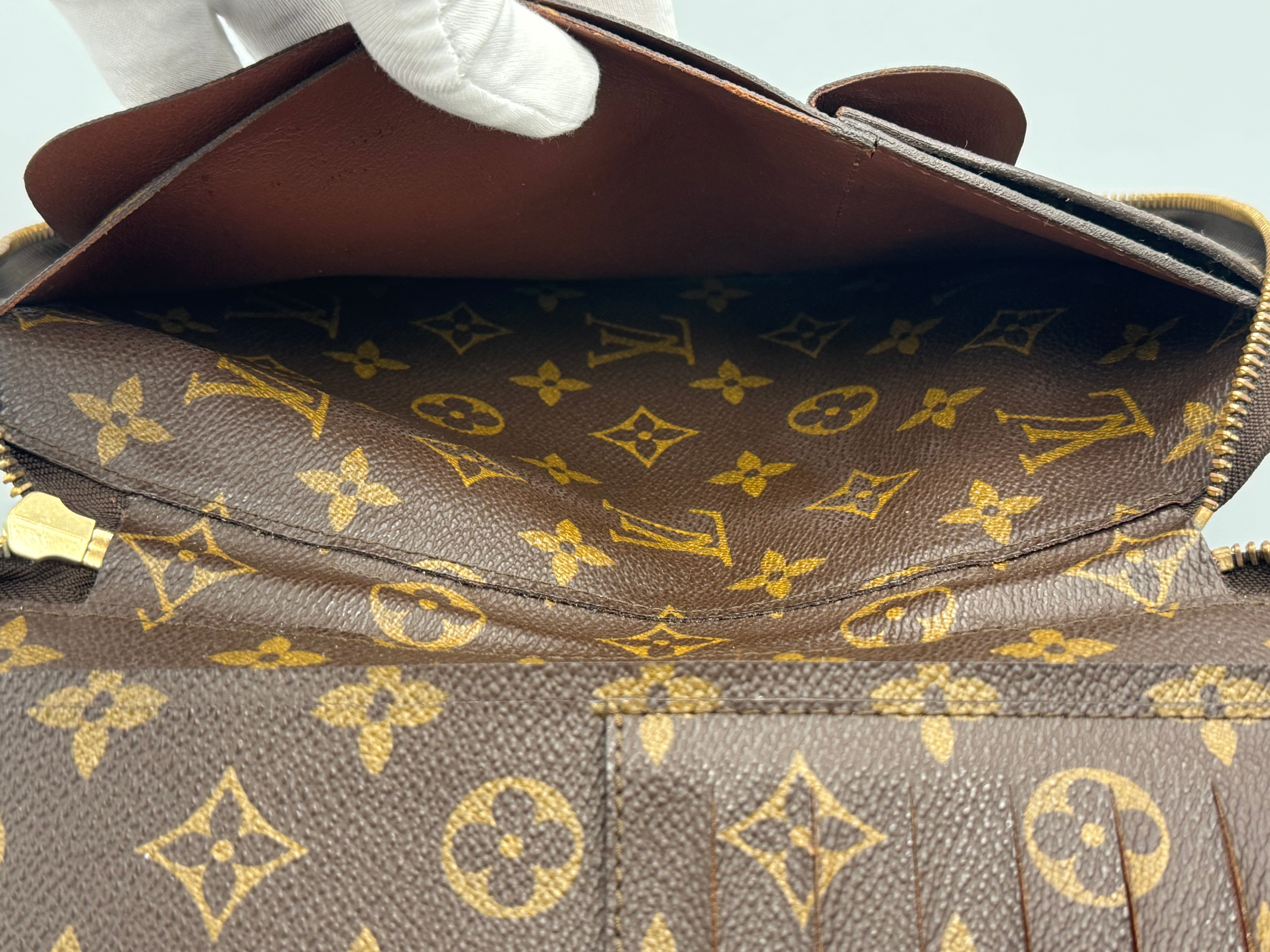 10050 Authentic Pre-loved Louis Vuitton Poche Escapade Bifold Organizer in Monogram Canvas