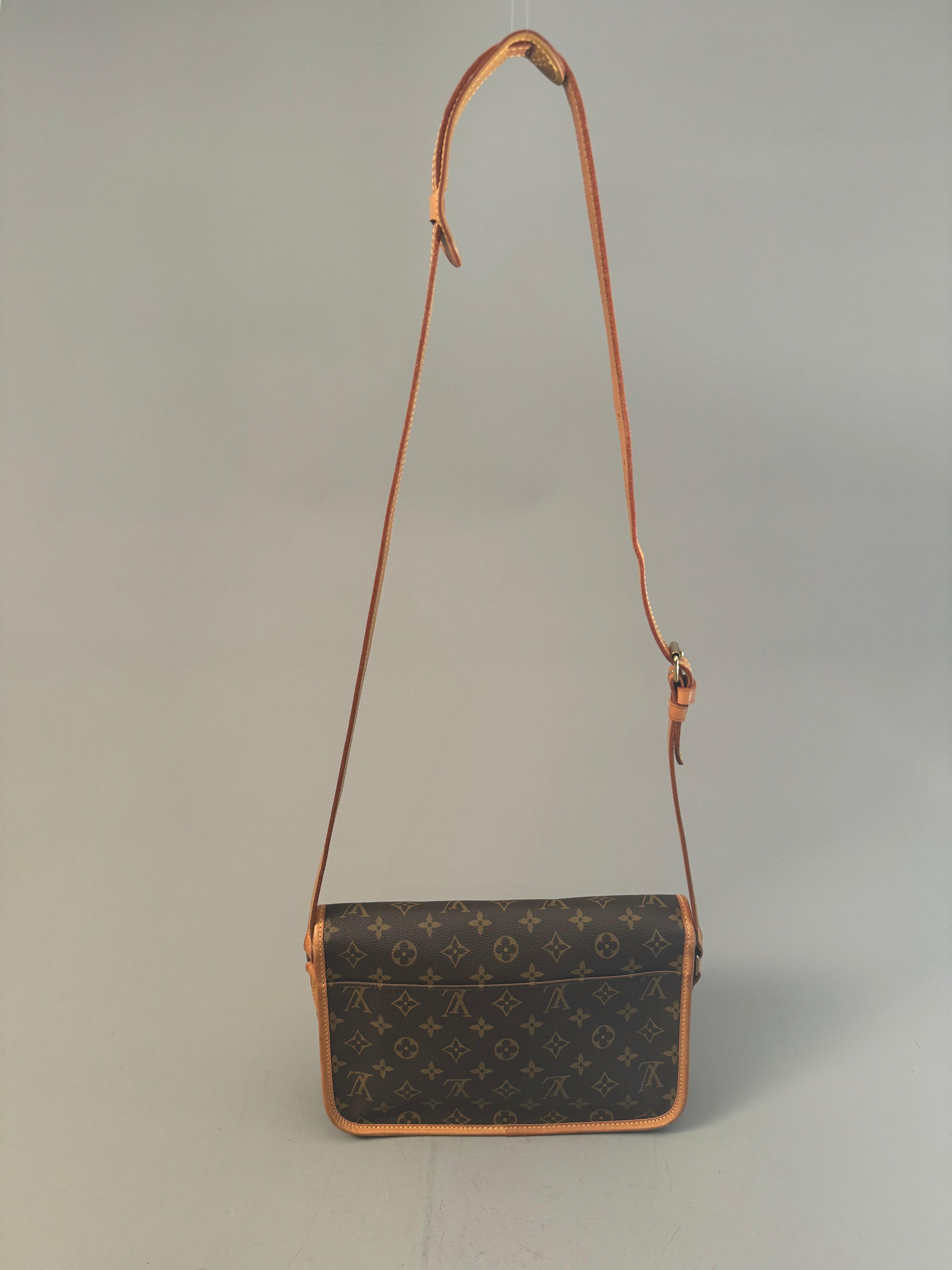 10041 Authentic Pre-Loved Louis Vuitton Gibeciere MM in Monogram Canvas