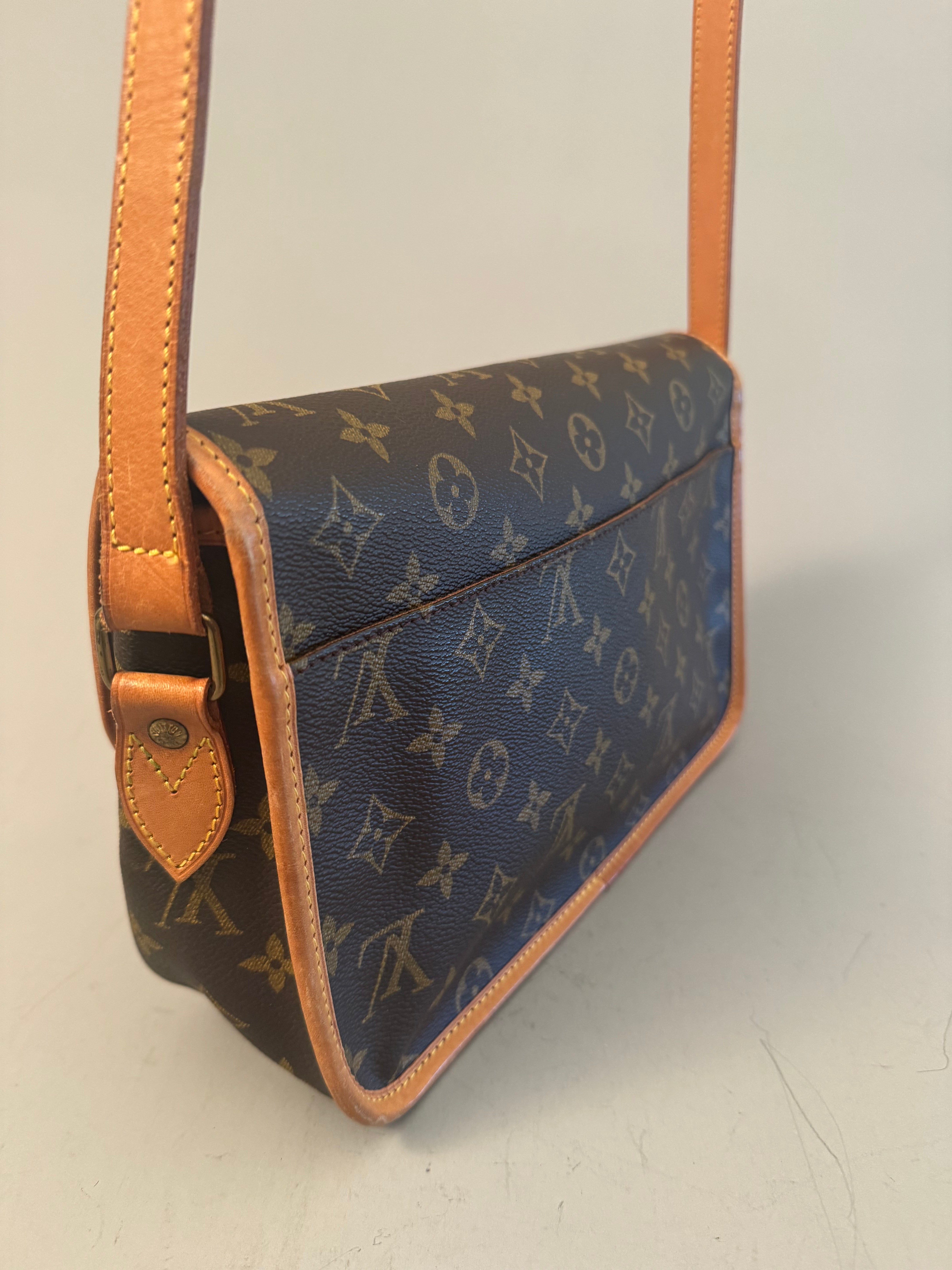 10041 Authentic Pre-Loved Louis Vuitton Gibeciere MM in Monogram Canvas