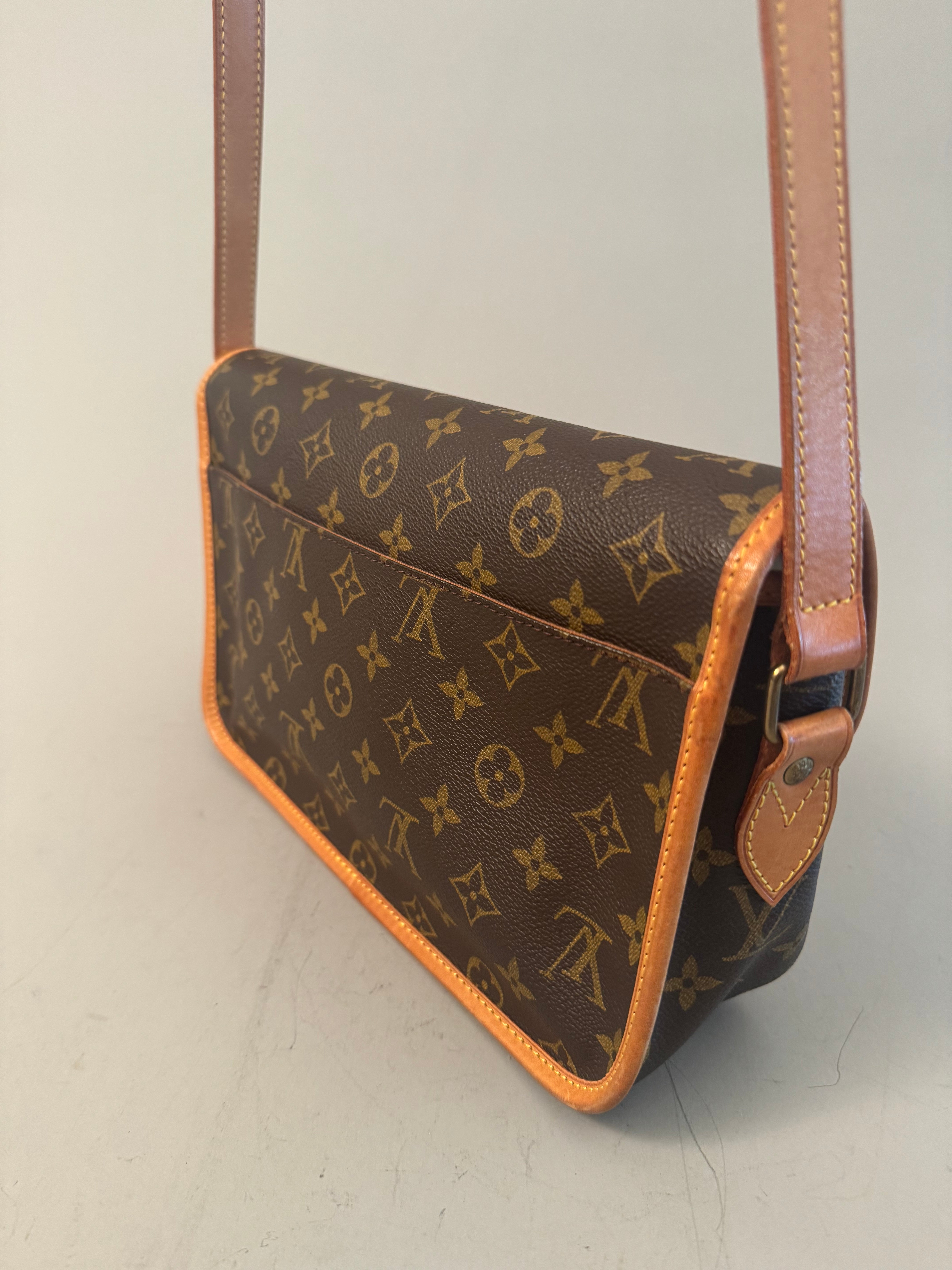 10041 Authentic Pre-Loved Louis Vuitton Gibeciere MM in Monogram Canvas