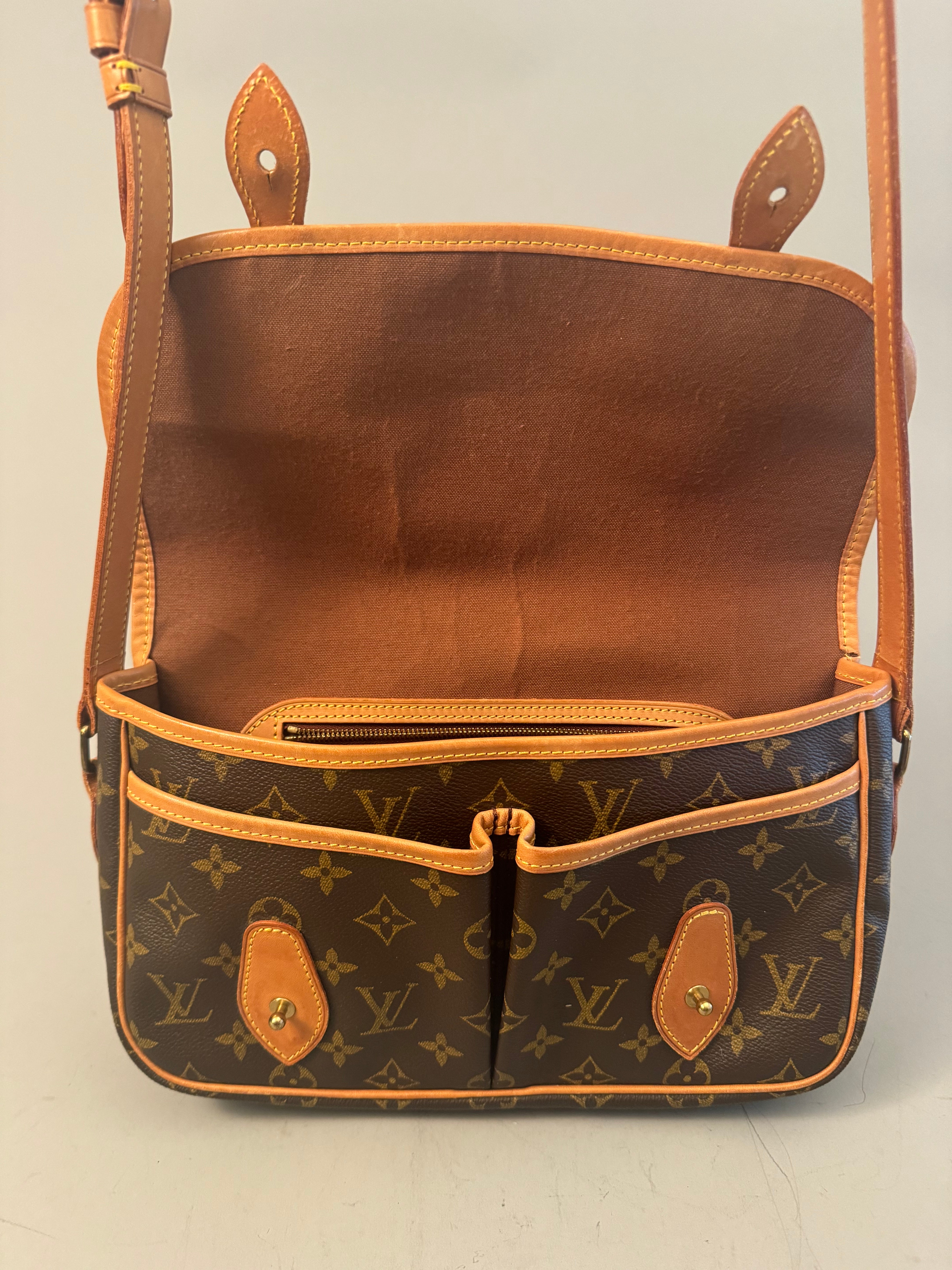 10041 Authentic Pre-Loved Louis Vuitton Gibeciere MM in Monogram Canvas