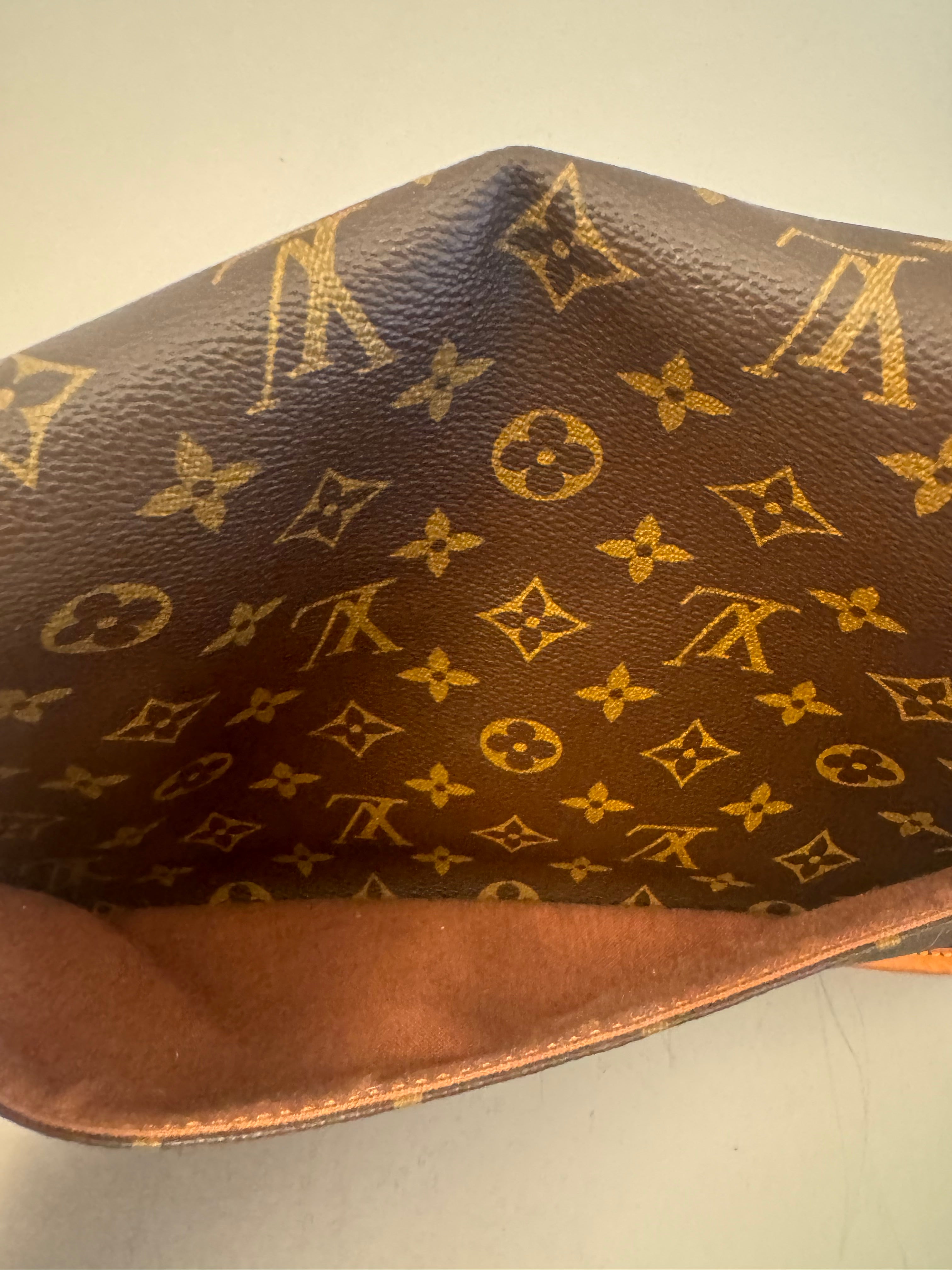 10041 Authentic Pre-Loved Louis Vuitton Gibeciere MM in Monogram Canvas