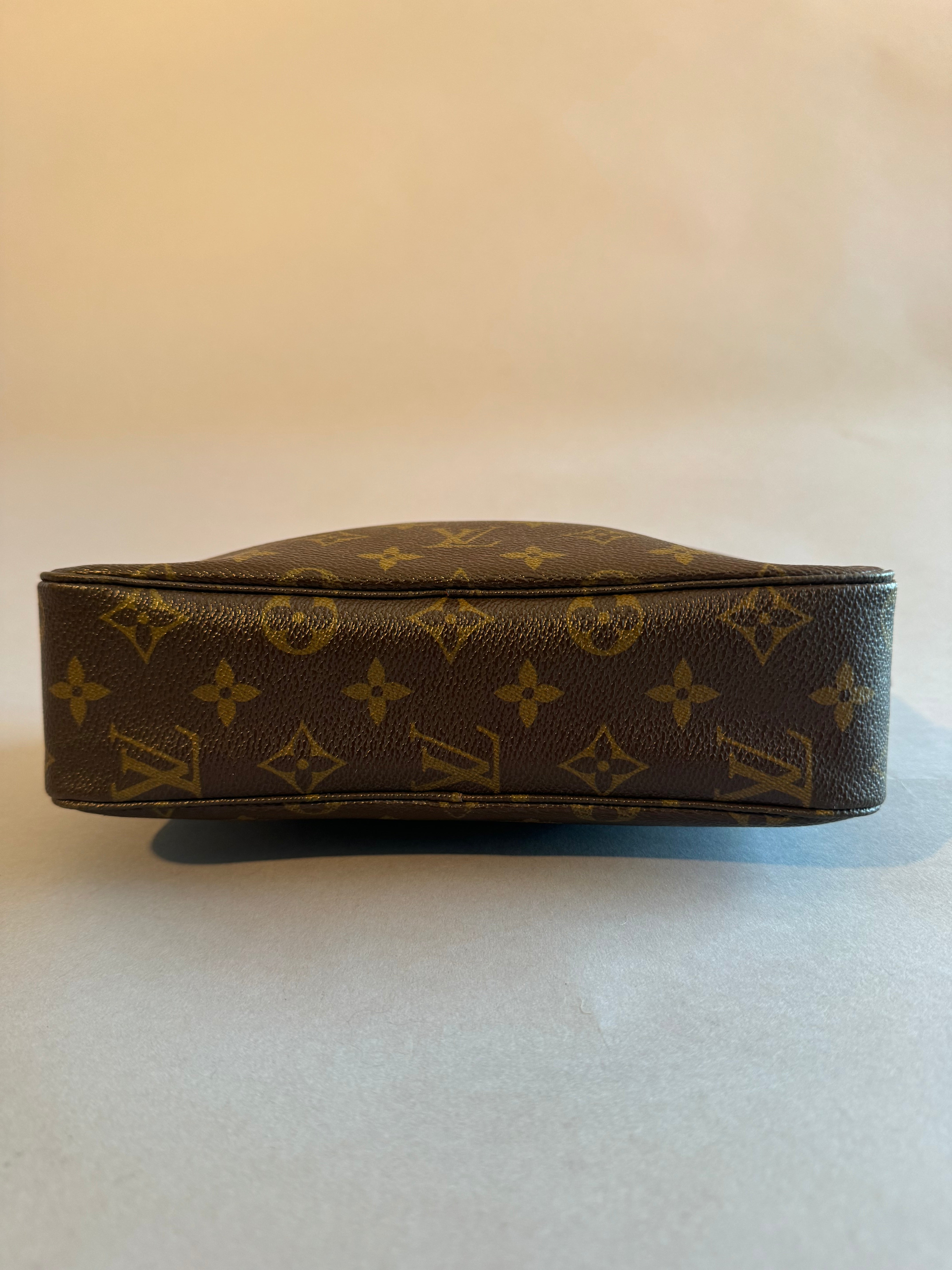 10028 Authentic  Pre-Loved Louis Vuitton Trousse 28 Monogram Canvas